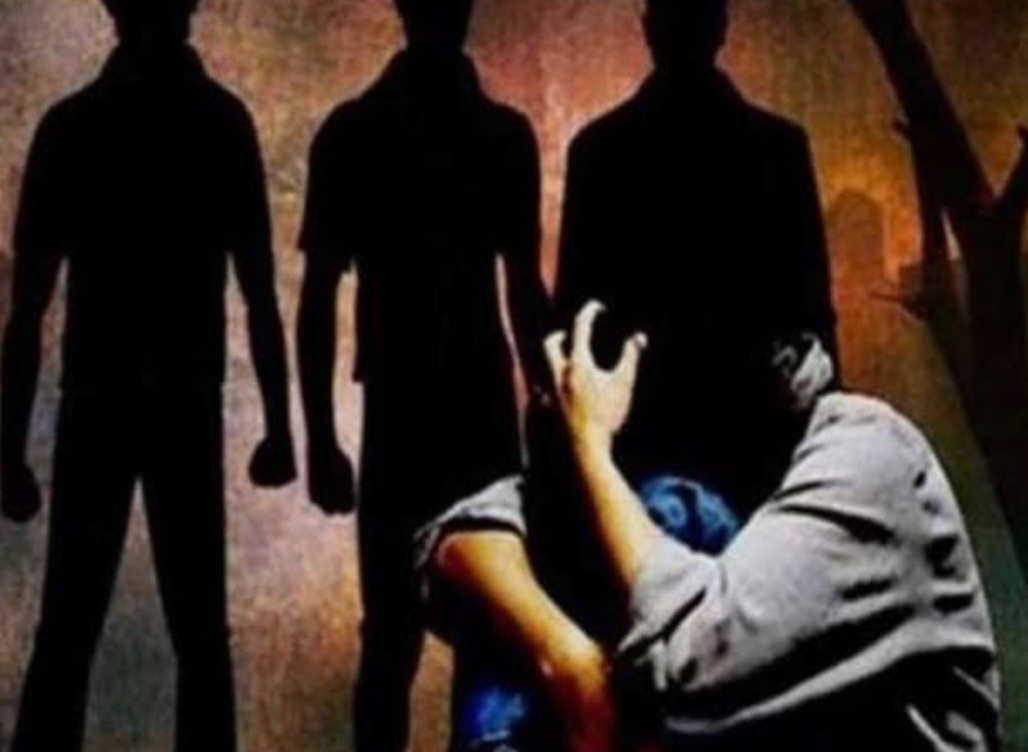 साथियों संग घूमने गई युवती का अपहरण कर गैंगरेप……