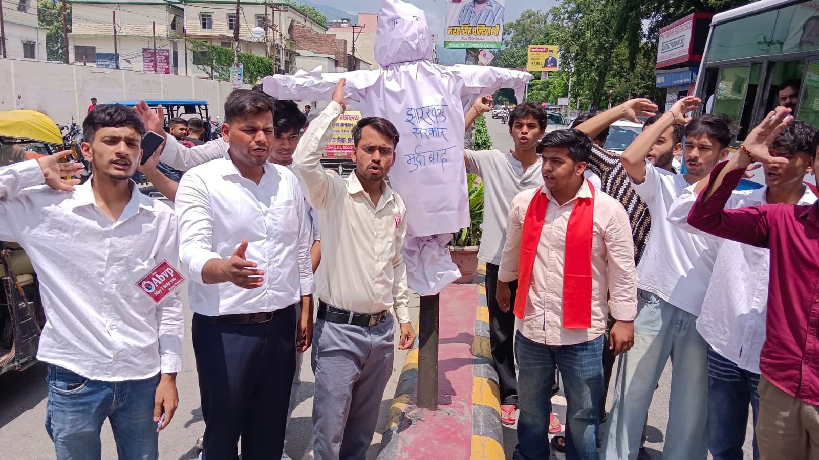 झारखंड सरकार के खिलाफ एबीवीपी का हल्लाबोल, पुतला फूंक जताया आक्रोश……
