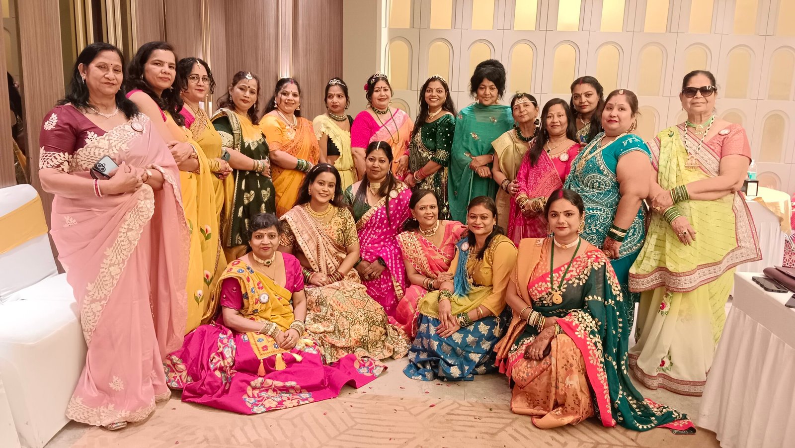 तीज महोत्सव में बरसे खुशियों के रंग, रैंप वॉक और नृत्य ने बांधा समां…..