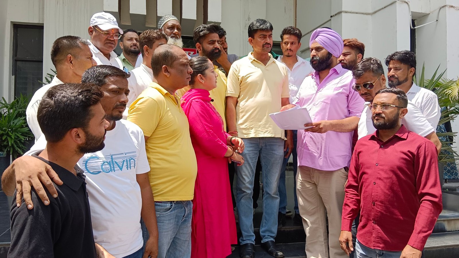 शहर की बदहाली पर कांग्रेस का वार, बंदर-कुत्तों से लेकर टूटी सड़कों तक उठाए सवाल…..