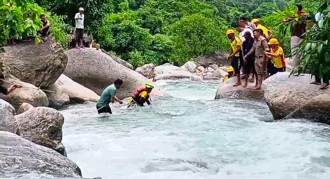 शॉर्टकट के चक्कर में उफनती गाड़ पार करना पड़ा महंगा, 42 वर्षीय युवक की मौत….
