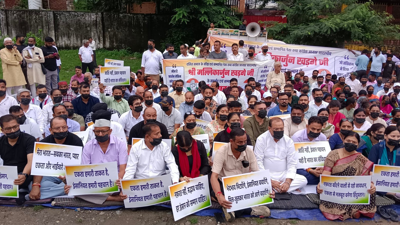 शुद्धिकरण विवाद पर कांग्रेस का मौन प्रहार, बारिश में भी डटे कार्यकर्ता…..