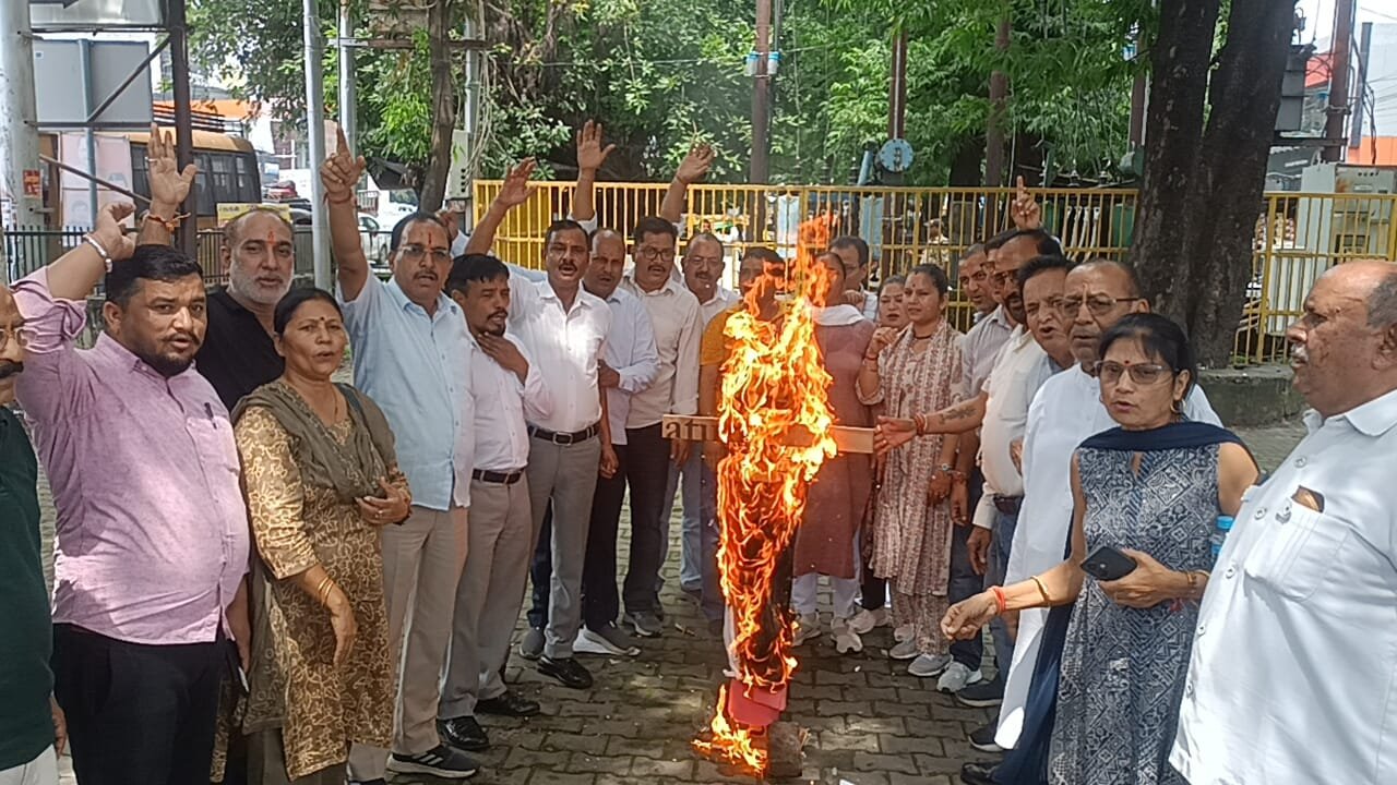 राहुल गांधी पर टिप्पणी से भड़का कांग्रेस का आक्रोश, बुद्धपार्क में नितिन नवीन का पुतला फूंका…..