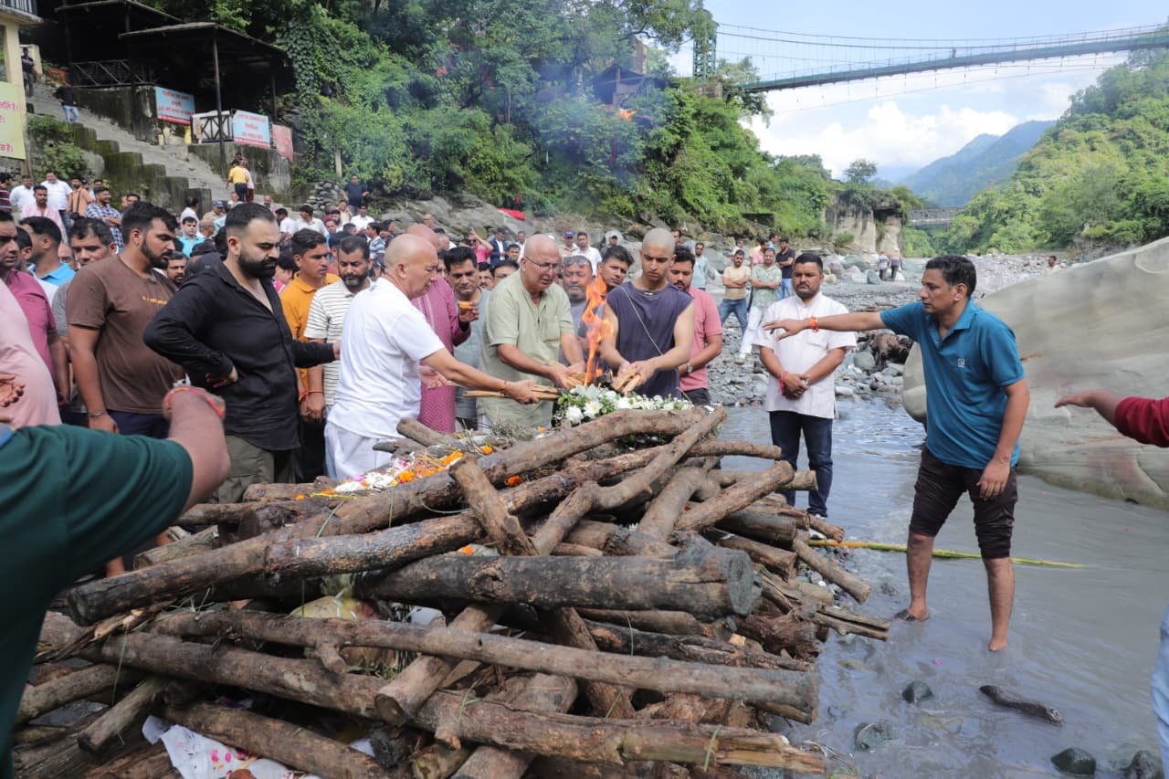 हर आंख हुई नम, चित्रशिला घाट पर पंचतत्व में विलीन हुए गिरिजा शंकर जोशी….