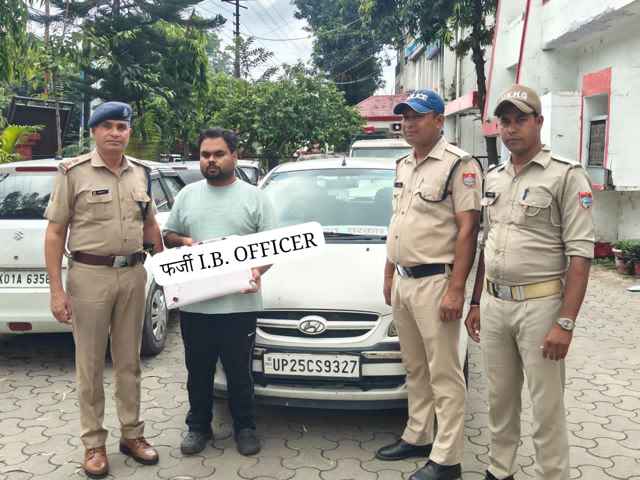 फर्जी IB अफसर बनकर दिखा रहा था रौब, नीली बत्ती वाली कार और एयरगन के साथ रामपुर का मोहसिब गिरफ्तार…..