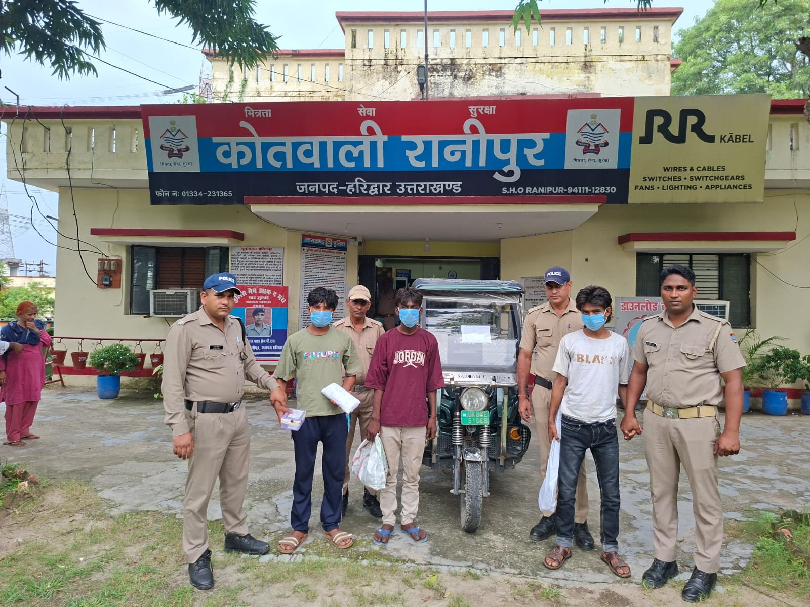 सवारियों को लूटने वाले ई-रिक्शा गैंग का भंडाफोड़…..
