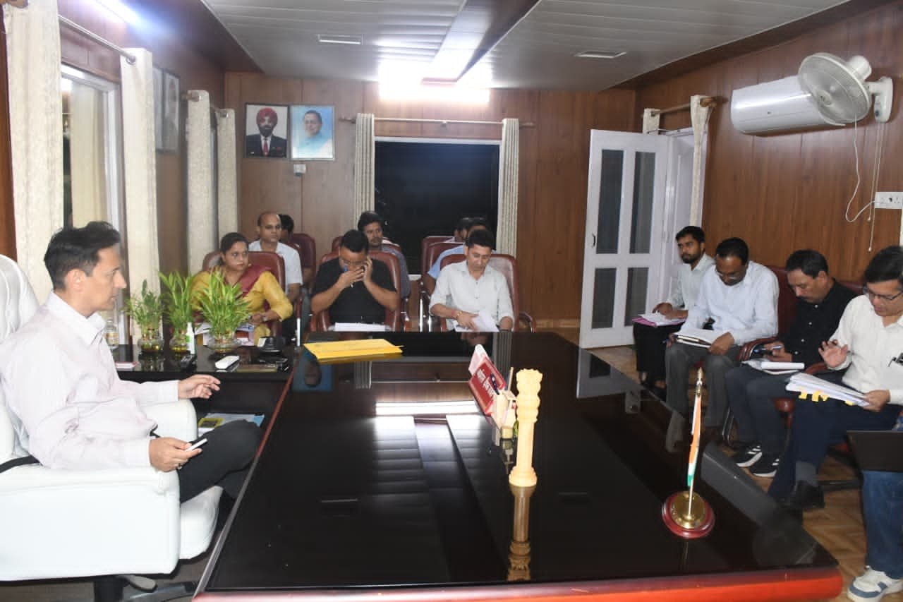 15 अक्टूबर तक कुमाऊं की सड़कें होंगी गड्ढामुक्त, आयुक्त ने दिए सख्त निर्देश…..