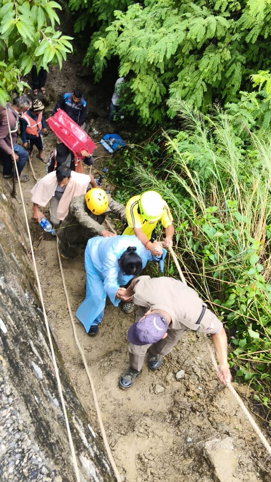 भूस्खलन के बीच SDRF बनी सहारा, रोप के सहारे 500 यात्रियों को कराया सुरक्षित पार..देखें Video.