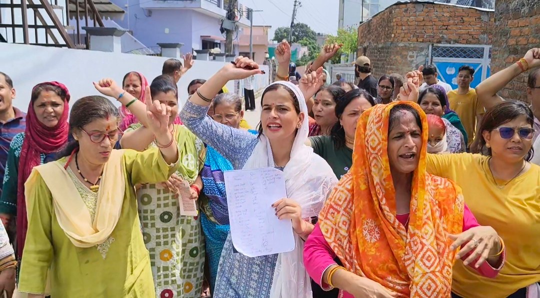 लेबर क्वार्टर हटाने की मांग को लेकर कॉलोनीवासियों का फूटा गुस्सा, प्रवेश बंद कराने की भी उठी मांग…