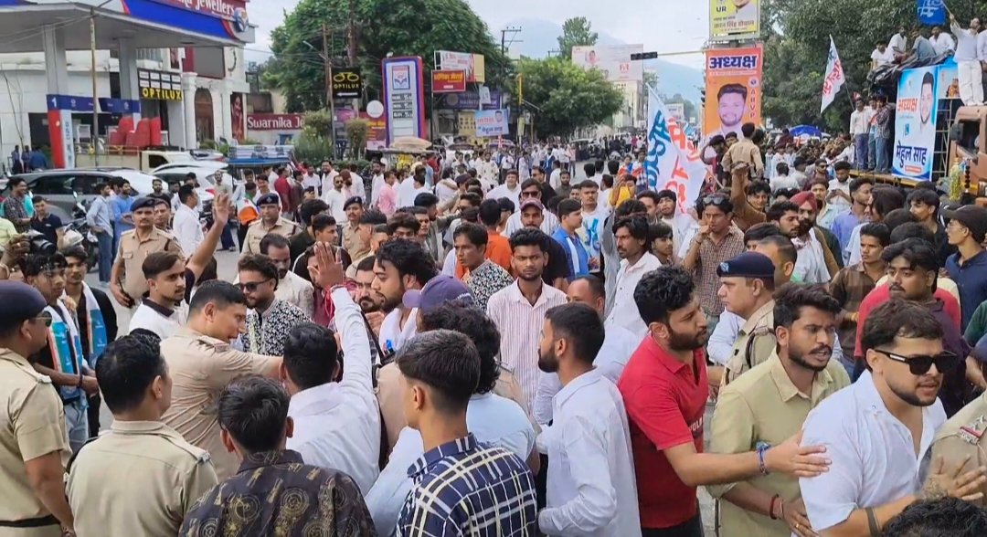 नामांकन रैली में शक्ति प्रदर्शन पर पुलिस का प्रहार, अराजकता फैलाने वालों पर दर्ज होंगे मुकदमे….