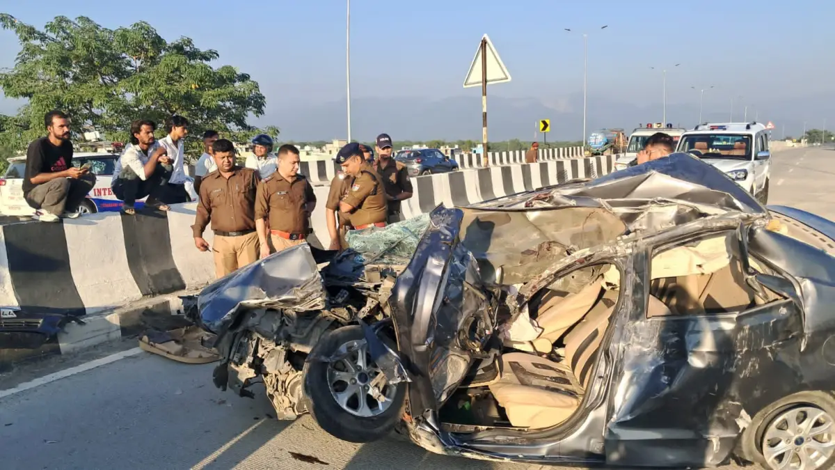 तीनपानी फ्लाईओवर पर तेज रफ्तार कार का कहर, एक की मौत; दो गंभीर