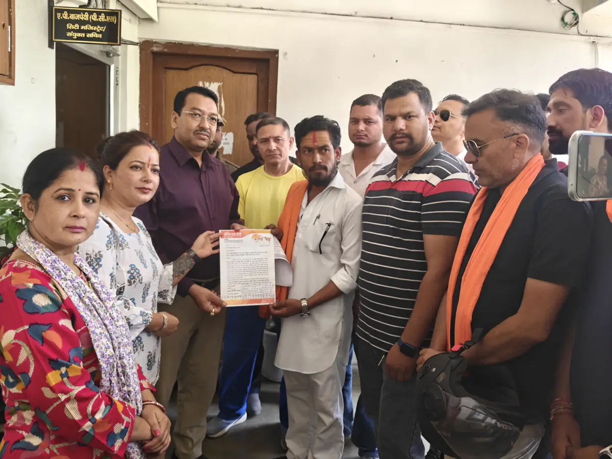लेडीज सिलाई सेंटर, पार्लर और अंडरगारमेंट दुकानों में महिला स्टाफ अनिवार्य करने की मांग, करणी सेना ने सौंपा ज्ञापन