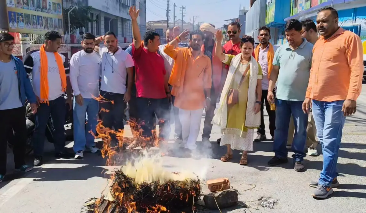देवभूमि पर टिप्पणी से भड़की करणी सेना, अखिलेश यादव का फूंका पुतला…