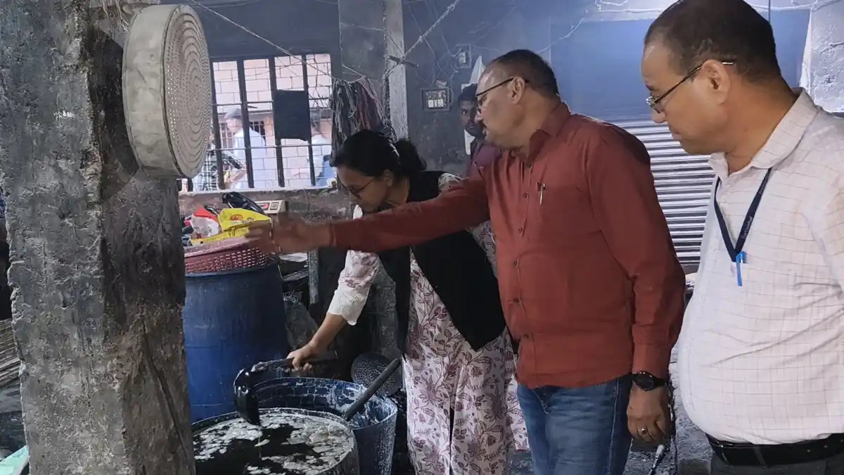 हल्द्वानी में मिठाई और बताशे के गोदामों पर छापेमारी, गंदगी के बीच बिना लाइसेंस हो रहा था निर्माण